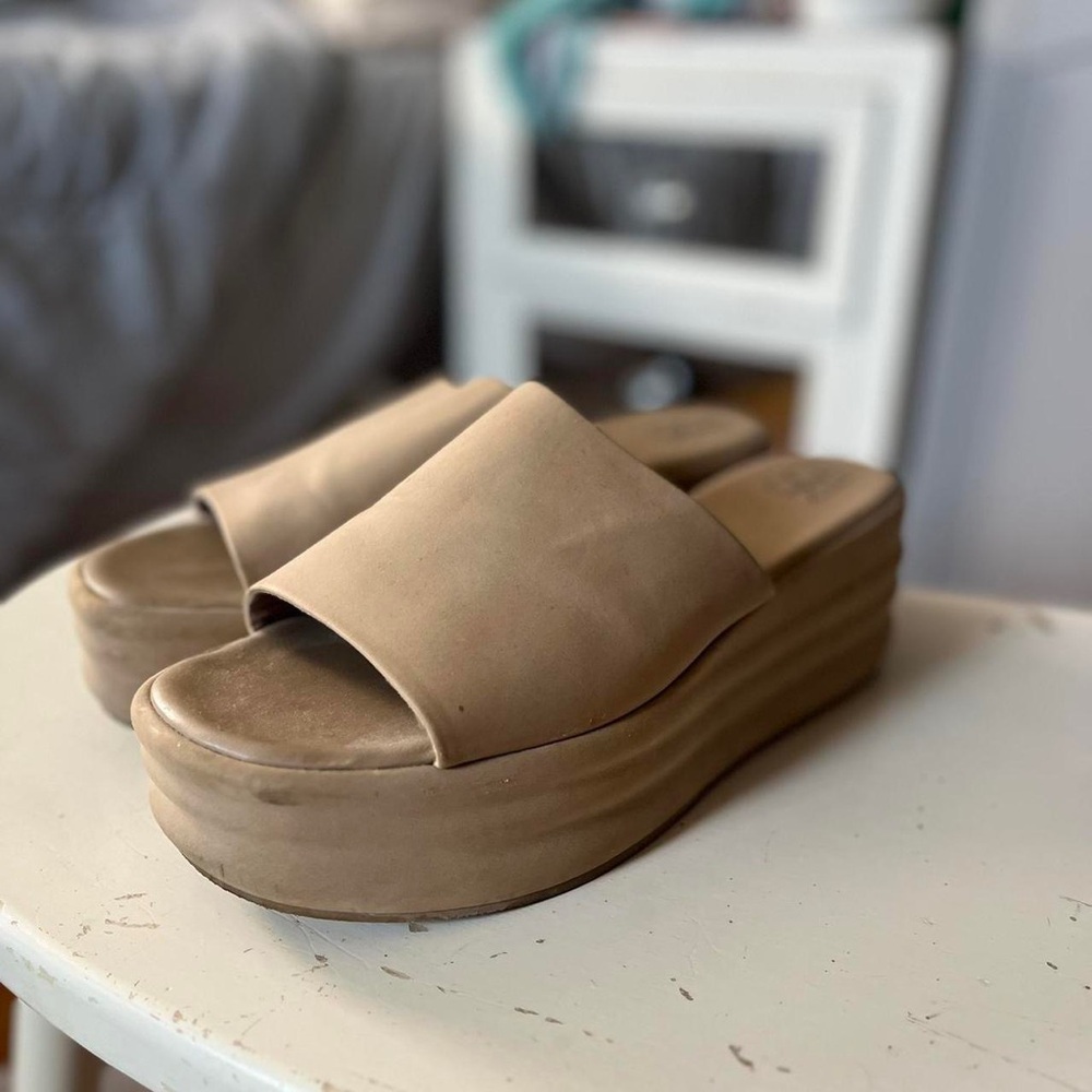NoBo women’s tan wedge! Size 10W. A bit worn in but still in great condition:))